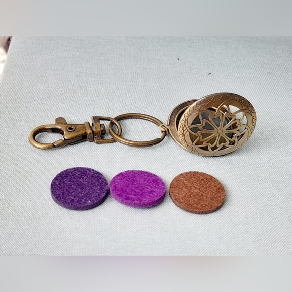 Keychain Oil/perfume Diffuser  With 3 Pads - Picture 1 of 6
